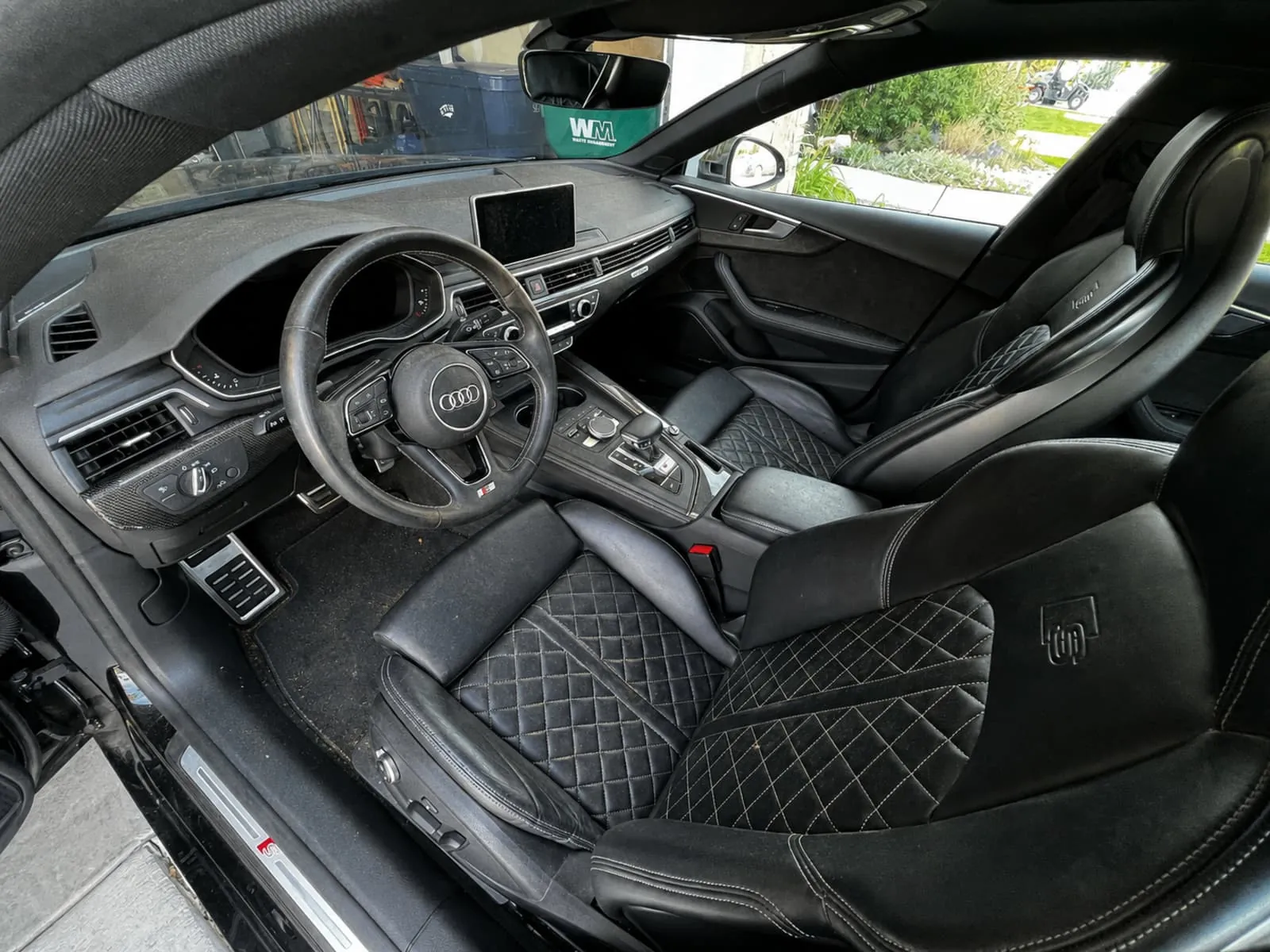 Antes · interior de Audi con polvo y suciedad acumulada antes del detailing