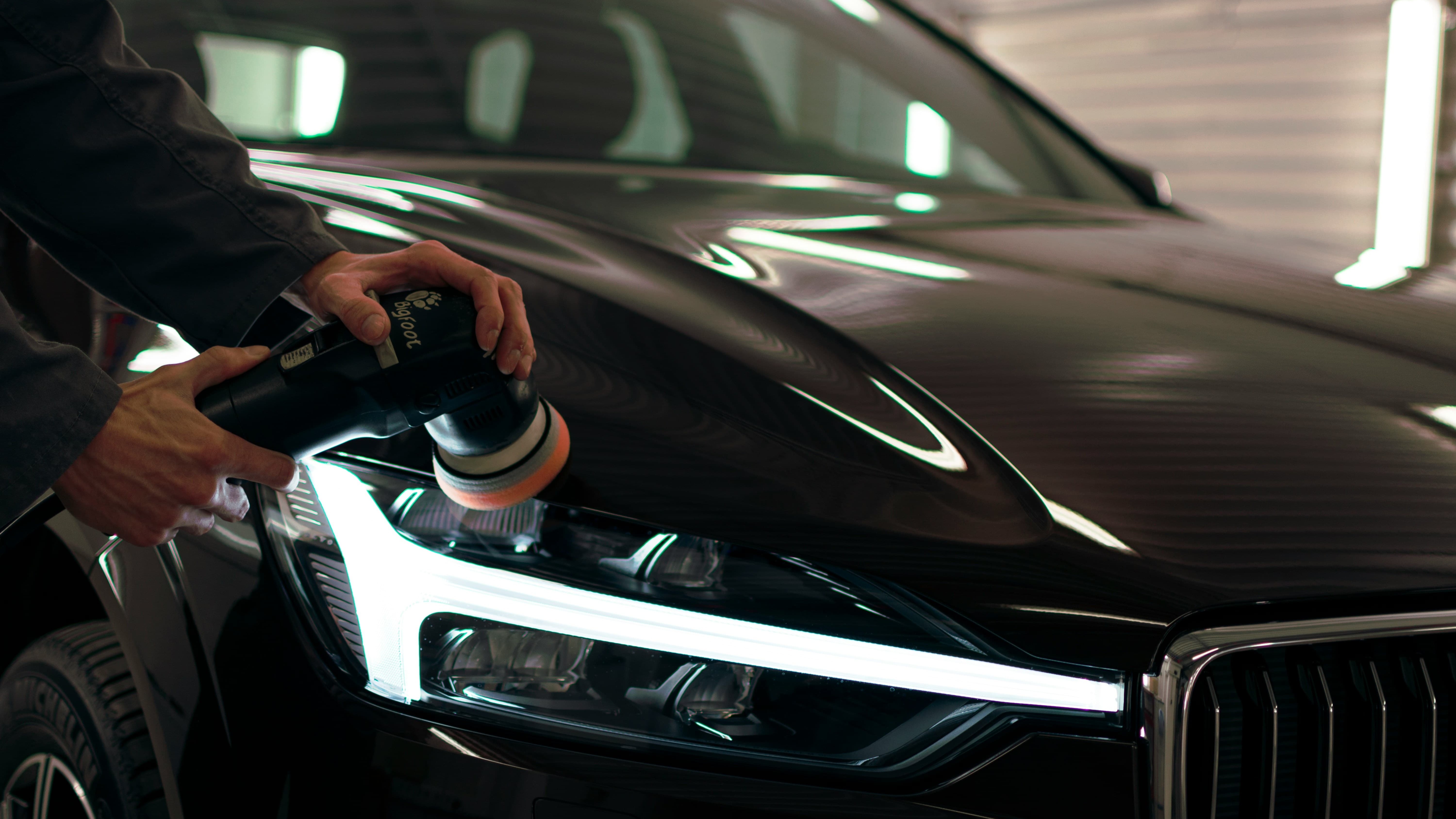 Pulido profesional de coche con pulidora rotativa · Prisma Detail Madrid