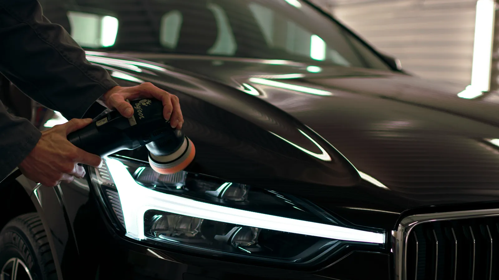 Pulido profesional de coche con pulidora rotativa · Prisma Detail Madrid