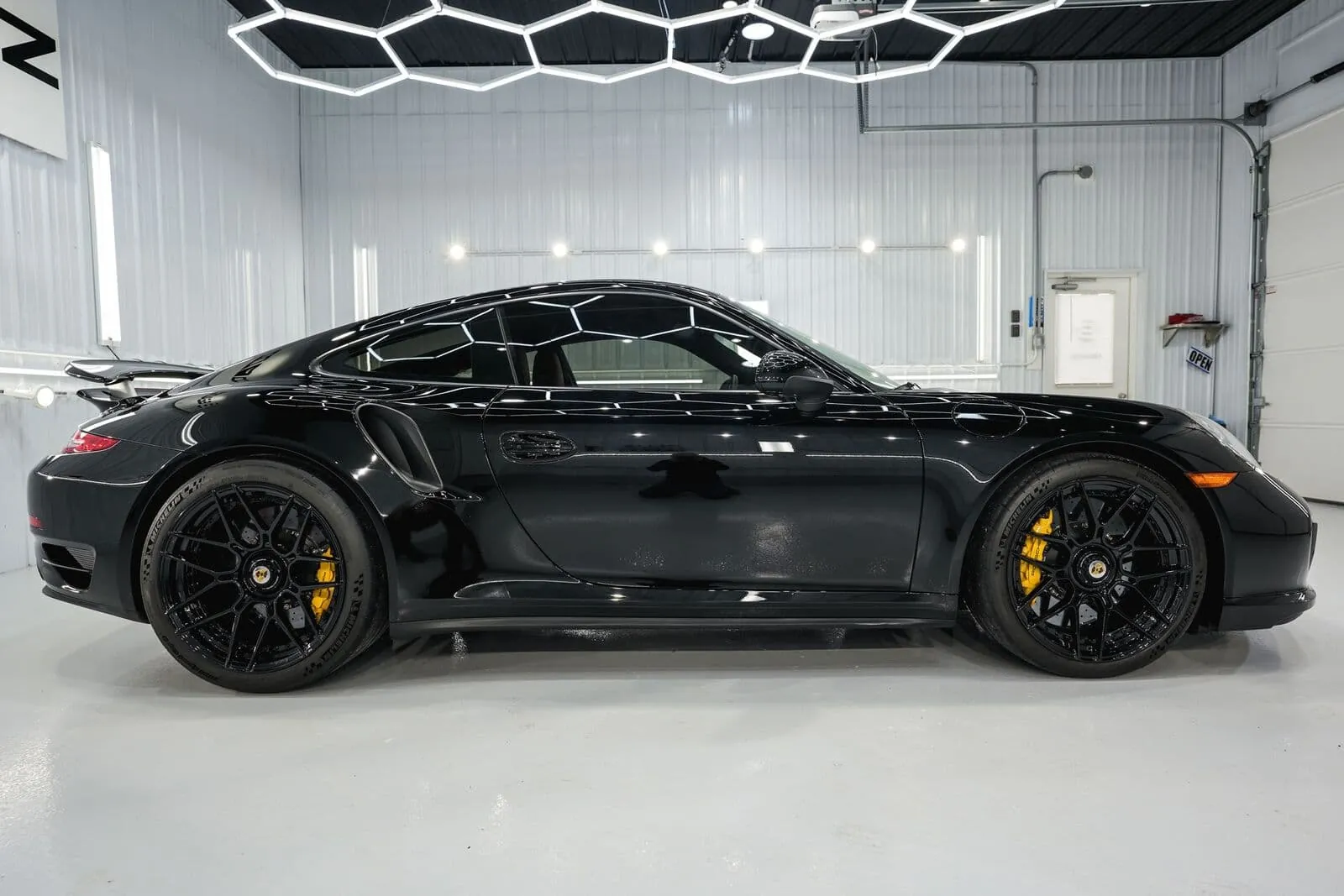 Después · Porsche 911 Turbo tras pulido y tratamiento cerámico Premium en Prisma Detail Madrid