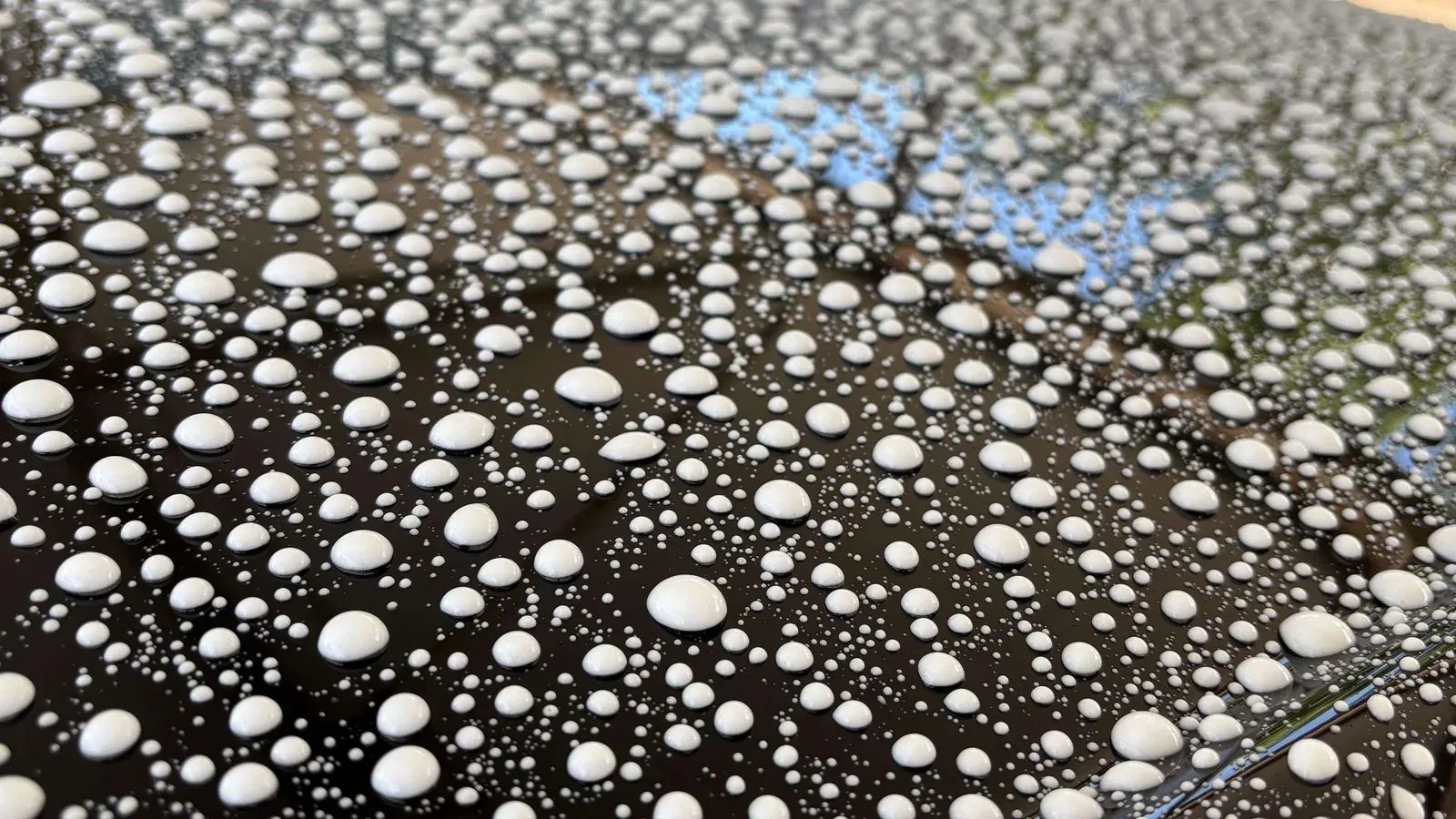 Beading sobre el techo negro de un MINI con tratamiento cerámico: el agua jabonosa forma gotas esféricas que no se adhieren a la pintura · Prisma Detail Madrid